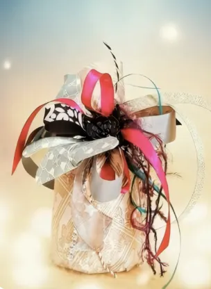 digitale Geschenkbox mit bunter Schleife 